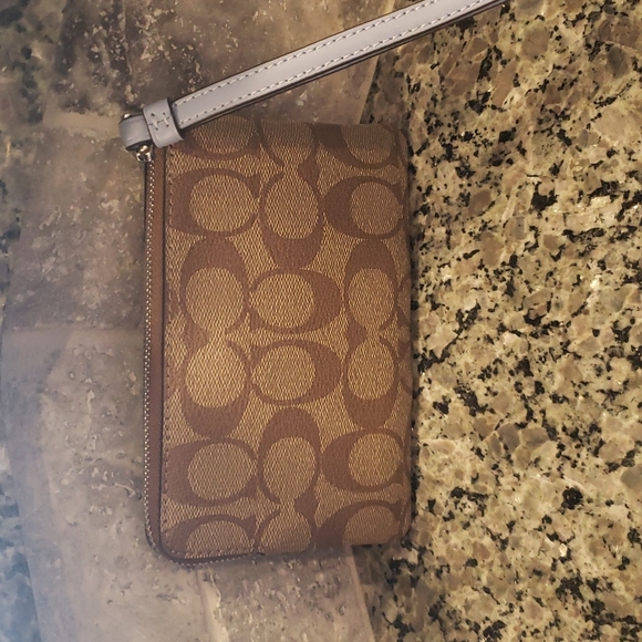 Coach wristlet - Picture 2 of 4